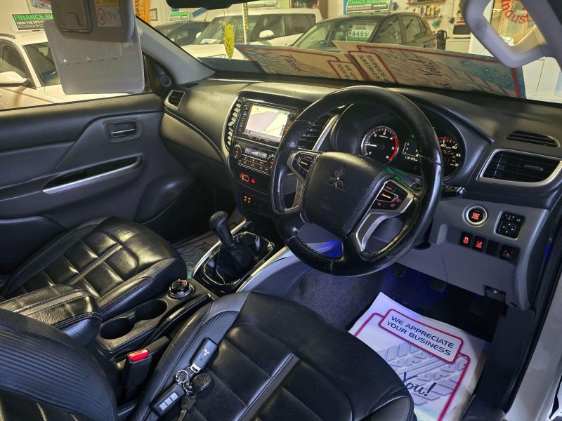 MITSUBISHI L200